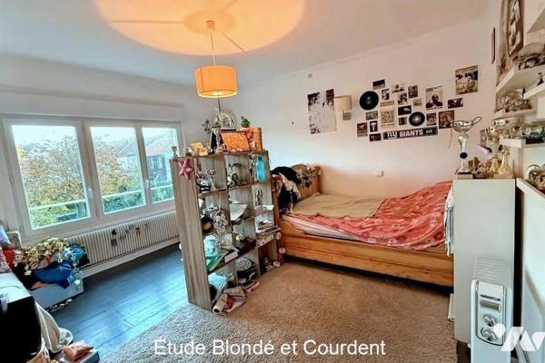 Maison de ville avec jardin garage et dépendance à vendre sur la commune de Steenvoorde.

Cet...