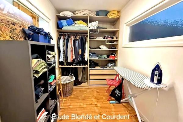 Maison de ville avec jardin garage et dépendance à vendre sur la commune de Steenvoorde.

Cet...