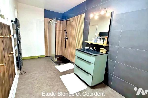 Maison de ville avec jardin garage et dépendance à vendre sur la commune de Steenvoorde.

Cet...