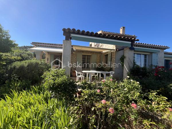 Située sur les hauteurs de Manosque, dans un quartier calme et recherché, cette maison construite en 1996 offre un cadre de vie privilégié sur un terrain clos de 1 154 m².

D’une surface habitable d’environ 130 m², elle se compose de trois chambres, dont une suite parentale avec sa salle de bains privative. Une seconde salle de bains complète l’espace nuit.

La maison est en excellent état général et bénéficie de prestations de qualité :

* Double vitrage
* Pompe à chaleur
* Garage de 30 m²
* Eau de canal pour l’arrosage
* Terrain entièrement clos

Aucun gros travaux n’est à prévoir. Seuls quelques travaux de rafraîchissement ou de personnalisation pourront être envisagés selon vos envies.

Les atouts de cette maison :

* Construction de 1996
* 130 m² habitables
* Terrain clos de 1 154 m²
* 3 chambres, dont une suite parentale
* 2 salles de bains
* Garage de 30 m²
* Pompe à chaleur
* Double vitrage
* Environnement paisible et recherché sur les hauteurs de Manosque