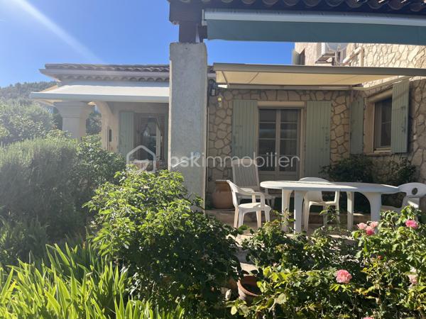 Située sur les hauteurs de Manosque, dans un quartier calme et recherché, cette maison construite en 1996 offre un cadre de vie privilégié sur un terrain clos de 1 154 m².

D’une surface habitable d’environ 130 m², elle se compose de trois chambres, dont une suite parentale avec sa salle de bains privative. Une seconde salle de bains complète l’espace nuit.

La maison est en excellent état général et bénéficie de prestations de qualité :

* Double vitrage
* Pompe à chaleur
* Garage de 30 m²
* Eau de canal pour l’arrosage
* Terrain entièrement clos

Aucun gros travaux n’est à prévoir. Seuls quelques travaux de rafraîchissement ou de personnalisation pourront être envisagés selon vos envies.

Les atouts de cette maison :

* Construction de 1996
* 130 m² habitables
* Terrain clos de 1 154 m²
* 3 chambres, dont une suite parentale
* 2 salles de bains
* Garage de 30 m²
* Pompe à chaleur
* Double vitrage
* Environnement paisible et recherché sur les hauteurs de Manosque