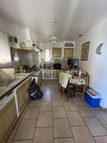 Située sur les hauteurs de Manosque, dans un quartier calme et recherché, cette maison construite en 1996 offre un cadre de vie privilégié sur un terrain clos de 1 154 m².

D’une surface habitable d’environ 130 m², elle se compose de trois chambres, dont une suite parentale avec sa salle de bains privative. Une seconde salle de bains complète l’espace nuit.

La maison est en excellent état général et bénéficie de prestations de qualité :

* Double vitrage
* Pompe à chaleur
* Garage de 30 m²
* Eau de canal pour l’arrosage
* Terrain entièrement clos

Aucun gros travaux n’est à prévoir. Seuls quelques travaux de rafraîchissement ou de personnalisation pourront être envisagés selon vos envies.

Les atouts de cette maison :

* Construction de 1996
* 130 m² habitables
* Terrain clos de 1 154 m²
* 3 chambres, dont une suite parentale
* 2 salles de bains
* Garage de 30 m²
* Pompe à chaleur
* Double vitrage
* Environnement paisible et recherché sur les hauteurs de Manosque