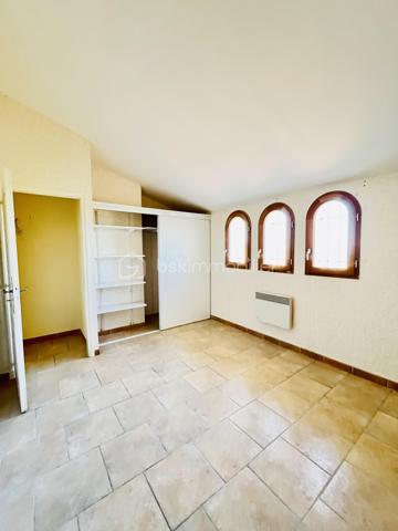 Sur les hauteurs de Manosque – Maison familiale de 130 m² avec garage sur terrain clos et piscinable de 1 154 m²

Idéalement située sur les hauteurs de Manosque, dans un quartier calme et prisé, cette maison construite en 1996 offre un cadre de vie privilégié sur un terrain entièrement clos et piscinable de 1 154 m².

D’une superficie habitable d’environ 130 m², elle propose une distribution fonctionnelle et confortable. L’espace nuit comprend trois chambres, dont une belle suite parentale avec sa salle de bains privative, ainsi qu’une seconde salle de bains.

Construite selon les normes en vigueur à l’époque, cette maison bénéficie d’une construction antisismique, un véritable gage de qualité.
Parfaitement entretenue, elle est en excellent état général et dispose de prestations de qualité : pompe à chaleur, double vitrage, garage de 30 m² et eau de canal pour l’arrosage du jardin.

Aucun gros travaux n’est à prévoir. Seuls quelques rafraîchissements ou aménagements de décoration pourront être réalisés afin de la personnaliser selon vos envies.

Les + de la propriété :

Maison construite en 1996
Construction antisismique
Environ 130 m² habitables
Terrain de 1 154 m² entièrement clos et piscinable
3 chambres, dont une suite parentale
2 salles de bains
Garage de 30 m²
Pompe à chaleur
Double vitrage
Eau de canal pour l’arrosage
Quartier résidentiel calme et recherché sur les hauteurs de Manosque
Une maison idéale pour une famille à la recherche de confort, d’espace et de tranquillité, dans un envi