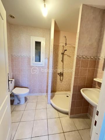Sur les hauteurs de Manosque – Maison familiale de 130 m² avec garage sur terrain clos et piscinable de 1 154 m²

Idéalement située sur les hauteurs de Manosque, dans un quartier calme et prisé, cette maison construite en 1996 offre un cadre de vie privilégié sur un terrain entièrement clos et piscinable de 1 154 m².

D’une superficie habitable d’environ 130 m², elle propose une distribution fonctionnelle et confortable. L’espace nuit comprend trois chambres, dont une belle suite parentale avec sa salle de bains privative, ainsi qu’une seconde salle de bains.

Construite selon les normes en vigueur à l’époque, cette maison bénéficie d’une construction antisismique, un véritable gage de qualité.
Parfaitement entretenue, elle est en excellent état général et dispose de prestations de qualité : pompe à chaleur, double vitrage, garage de 30 m² et eau de canal pour l’arrosage du jardin.

Aucun gros travaux n’est à prévoir. Seuls quelques rafraîchissements ou aménagements de décoration pourront être réalisés afin de la personnaliser selon vos envies.

Les + de la propriété :

Maison construite en 1996
Construction antisismique
Environ 130 m² habitables
Terrain de 1 154 m² entièrement clos et piscinable
3 chambres, dont une suite parentale
2 salles de bains
Garage de 30 m²
Pompe à chaleur
Double vitrage
Eau de canal pour l’arrosage
Quartier résidentiel calme et recherché sur les hauteurs de Manosque
Une maison idéale pour une famille à la recherche de confort, d’espace et de tranquillité, dans un envi