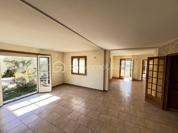 Sur les hauteurs de Manosque – Maison familiale de 130 m² avec garage sur terrain clos et piscinable de 1 154 m²

Idéalement située sur les hauteurs de Manosque, dans un quartier calme et prisé, cette maison construite en 1996 offre un cadre de vie privilégié sur un terrain entièrement clos et piscinable de 1 154 m².

D’une superficie habitable d’environ 130 m², elle propose une distribution fonctionnelle et confortable. L’espace nuit comprend trois chambres, dont une belle suite parentale avec sa salle de bains privative, ainsi qu’une seconde salle de bains.

Construite selon les normes en vigueur à l’époque, cette maison bénéficie d’une construction antisismique, un véritable gage de qualité.
Parfaitement entretenue, elle est en excellent état général et dispose de prestations de qualité : pompe à chaleur, double vitrage, garage de 30 m² et eau de canal pour l’arrosage du jardin.

Aucun gros travaux n’est à prévoir. Seuls quelques rafraîchissements ou aménagements de décoration pourront être réalisés afin de la personnaliser selon vos envies.

Les + de la propriété :

Maison construite en 1996
Construction antisismique
Environ 130 m² habitables
Terrain de 1 154 m² entièrement clos et piscinable
3 chambres, dont une suite parentale
2 salles de bains
Garage de 30 m²
Pompe à chaleur
Double vitrage
Eau de canal pour l’arrosage
Quartier résidentiel calme et recherché sur les hauteurs de Manosque
Une maison idéale pour une famille à la recherche de confort, d’espace et de tranquillité, dans un envi