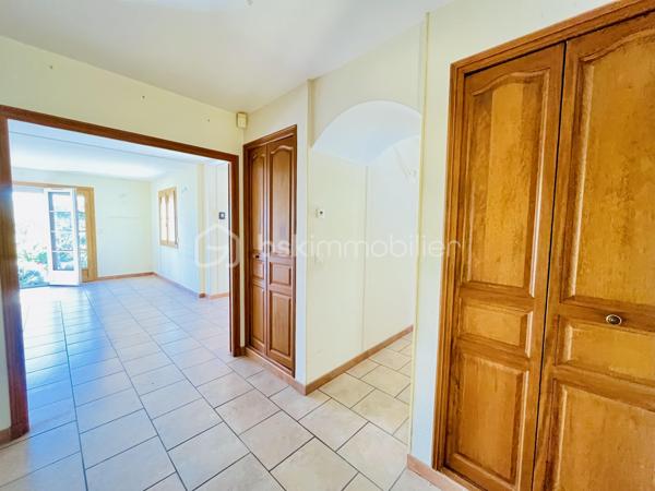 Sur les hauteurs de Manosque – Maison familiale de 130 m² avec garage sur terrain clos et piscinable de 1 154 m²

Idéalement située sur les hauteurs de Manosque, dans un quartier calme et prisé, cette maison construite en 1996 offre un cadre de vie privilégié sur un terrain entièrement clos et piscinable de 1 154 m².

D’une superficie habitable d’environ 130 m², elle propose une distribution fonctionnelle et confortable. L’espace nuit comprend trois chambres, dont une belle suite parentale avec sa salle de bains privative, ainsi qu’une seconde salle de bains.

Construite selon les normes en vigueur à l’époque, cette maison bénéficie d’une construction antisismique, un véritable gage de qualité.
Parfaitement entretenue, elle est en excellent état général et dispose de prestations de qualité : pompe à chaleur, double vitrage, garage de 30 m² et eau de canal pour l’arrosage du jardin.

Aucun gros travaux n’est à prévoir. Seuls quelques rafraîchissements ou aménagements de décoration pourront être réalisés afin de la personnaliser selon vos envies.

Les + de la propriété :

Maison construite en 1996
Construction antisismique
Environ 130 m² habitables
Terrain de 1 154 m² entièrement clos et piscinable
3 chambres, dont une suite parentale
2 salles de bains
Garage de 30 m²
Pompe à chaleur
Double vitrage
Eau de canal pour l’arrosage
Quartier résidentiel calme et recherché sur les hauteurs de Manosque
Une maison idéale pour une famille à la recherche de confort, d’espace et de tranquillité, dans un envi