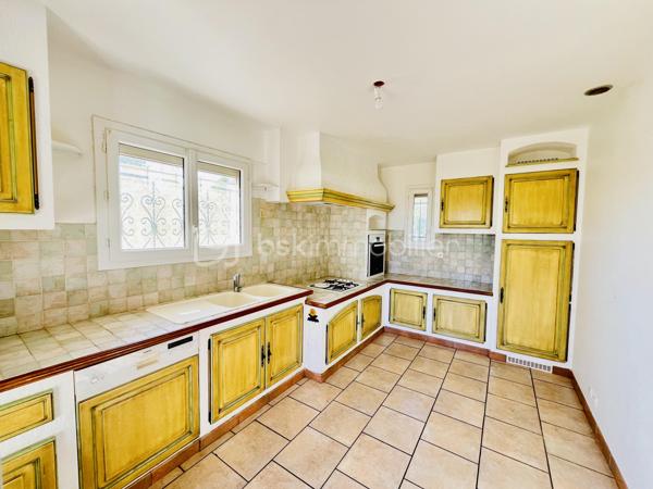 Sur les hauteurs de Manosque – Maison familiale de 130 m² avec garage sur terrain clos et piscinable de 1 154 m²

Idéalement située sur les hauteurs de Manosque, dans un quartier calme et prisé, cette maison construite en 1996 offre un cadre de vie privilégié sur un terrain entièrement clos et piscinable de 1 154 m².

D’une superficie habitable d’environ 130 m², elle propose une distribution fonctionnelle et confortable. L’espace nuit comprend trois chambres, dont une belle suite parentale avec sa salle de bains privative, ainsi qu’une seconde salle de bains.

Construite selon les normes en vigueur à l’époque, cette maison bénéficie d’une construction antisismique, un véritable gage de qualité.
Parfaitement entretenue, elle est en excellent état général et dispose de prestations de qualité : pompe à chaleur, double vitrage, garage de 30 m² et eau de canal pour l’arrosage du jardin.

Aucun gros travaux n’est à prévoir. Seuls quelques rafraîchissements ou aménagements de décoration pourront être réalisés afin de la personnaliser selon vos envies.

Les + de la propriété :

Maison construite en 1996
Construction antisismique
Environ 130 m² habitables
Terrain de 1 154 m² entièrement clos et piscinable
3 chambres, dont une suite parentale
2 salles de bains
Garage de 30 m²
Pompe à chaleur
Double vitrage
Eau de canal pour l’arrosage
Quartier résidentiel calme et recherché sur les hauteurs de Manosque
Une maison idéale pour une famille à la recherche de confort, d’espace et de tranquillité, dans un envi