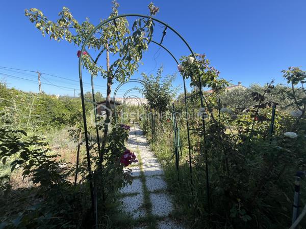 Située sur les hauteurs de Manosque, dans un quartier calme et recherché, cette maison construite en 1996 offre un cadre de vie privilégié sur un terrain clos de 1 154 m².

D’une surface habitable d’environ 130 m², elle se compose de trois chambres, dont une suite parentale avec sa salle de bains privative. Une seconde salle de bains complète l’espace nuit.

La maison est en excellent état général et bénéficie de prestations de qualité :

* Double vitrage
* Pompe à chaleur
* Garage de 30 m²
* Eau de canal pour l’arrosage
* Terrain entièrement clos

Aucun gros travaux n’est à prévoir. Seuls quelques travaux de rafraîchissement ou de personnalisation pourront être envisagés selon vos envies.

Les atouts de cette maison :

* Construction de 1996
* 130 m² habitables
* Terrain clos de 1 154 m²
* 3 chambres, dont une suite parentale
* 2 salles de bains
* Garage de 30 m²
* Pompe à chaleur
* Double vitrage
* Environnement paisible et recherché sur les hauteurs de Manosque