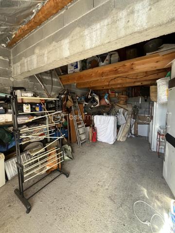 Située sur les hauteurs de Manosque, dans un quartier calme et recherché, cette maison construite en 1996 offre un cadre de vie privilégié sur un terrain clos de 1 154 m².

D’une surface habitable d’environ 130 m², elle se compose de trois chambres, dont une suite parentale avec sa salle de bains privative. Une seconde salle de bains complète l’espace nuit.

La maison est en excellent état général et bénéficie de prestations de qualité :

* Double vitrage
* Pompe à chaleur
* Garage de 30 m²
* Eau de canal pour l’arrosage
* Terrain entièrement clos

Aucun gros travaux n’est à prévoir. Seuls quelques travaux de rafraîchissement ou de personnalisation pourront être envisagés selon vos envies.

Les atouts de cette maison :

* Construction de 1996
* 130 m² habitables
* Terrain clos de 1 154 m²
* 3 chambres, dont une suite parentale
* 2 salles de bains
* Garage de 30 m²
* Pompe à chaleur
* Double vitrage
* Environnement paisible et recherché sur les hauteurs de Manosque
