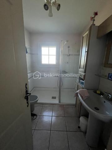 Située sur les hauteurs de Manosque, dans un quartier calme et recherché, cette maison construite en 1996 offre un cadre de vie privilégié sur un terrain clos de 1 154 m².

D’une surface habitable d’environ 130 m², elle se compose de trois chambres, dont une suite parentale avec sa salle de bains privative. Une seconde salle de bains complète l’espace nuit.

La maison est en excellent état général et bénéficie de prestations de qualité :

* Double vitrage
* Pompe à chaleur
* Garage de 30 m²
* Eau de canal pour l’arrosage
* Terrain entièrement clos

Aucun gros travaux n’est à prévoir. Seuls quelques travaux de rafraîchissement ou de personnalisation pourront être envisagés selon vos envies.

Les atouts de cette maison :

* Construction de 1996
* 130 m² habitables
* Terrain clos de 1 154 m²
* 3 chambres, dont une suite parentale
* 2 salles de bains
* Garage de 30 m²
* Pompe à chaleur
* Double vitrage
* Environnement paisible et recherché sur les hauteurs de Manosque