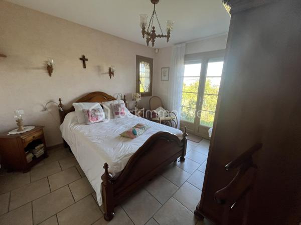 Située sur les hauteurs de Manosque, dans un quartier calme et recherché, cette maison construite en 1996 offre un cadre de vie privilégié sur un terrain clos de 1 154 m².

D’une surface habitable d’environ 130 m², elle se compose de trois chambres, dont une suite parentale avec sa salle de bains privative. Une seconde salle de bains complète l’espace nuit.

La maison est en excellent état général et bénéficie de prestations de qualité :

* Double vitrage
* Pompe à chaleur
* Garage de 30 m²
* Eau de canal pour l’arrosage
* Terrain entièrement clos

Aucun gros travaux n’est à prévoir. Seuls quelques travaux de rafraîchissement ou de personnalisation pourront être envisagés selon vos envies.

Les atouts de cette maison :

* Construction de 1996
* 130 m² habitables
* Terrain clos de 1 154 m²
* 3 chambres, dont une suite parentale
* 2 salles de bains
* Garage de 30 m²
* Pompe à chaleur
* Double vitrage
* Environnement paisible et recherché sur les hauteurs de Manosque