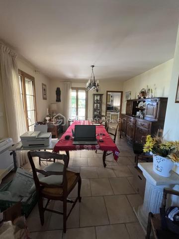 Située sur les hauteurs de Manosque, dans un quartier calme et recherché, cette maison construite en 1996 offre un cadre de vie privilégié sur un terrain clos de 1 154 m².

D’une surface habitable d’environ 130 m², elle se compose de trois chambres, dont une suite parentale avec sa salle de bains privative. Une seconde salle de bains complète l’espace nuit.

La maison est en excellent état général et bénéficie de prestations de qualité :

* Double vitrage
* Pompe à chaleur
* Garage de 30 m²
* Eau de canal pour l’arrosage
* Terrain entièrement clos

Aucun gros travaux n’est à prévoir. Seuls quelques travaux de rafraîchissement ou de personnalisation pourront être envisagés selon vos envies.

Les atouts de cette maison :

* Construction de 1996
* 130 m² habitables
* Terrain clos de 1 154 m²
* 3 chambres, dont une suite parentale
* 2 salles de bains
* Garage de 30 m²
* Pompe à chaleur
* Double vitrage
* Environnement paisible et recherché sur les hauteurs de Manosque