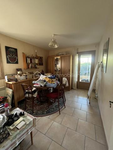 Située sur les hauteurs de Manosque, dans un quartier calme et recherché, cette maison construite en 1996 offre un cadre de vie privilégié sur un terrain clos de 1 154 m².

D’une surface habitable d’environ 130 m², elle se compose de trois chambres, dont une suite parentale avec sa salle de bains privative. Une seconde salle de bains complète l’espace nuit.

La maison est en excellent état général et bénéficie de prestations de qualité :

* Double vitrage
* Pompe à chaleur
* Garage de 30 m²
* Eau de canal pour l’arrosage
* Terrain entièrement clos

Aucun gros travaux n’est à prévoir. Seuls quelques travaux de rafraîchissement ou de personnalisation pourront être envisagés selon vos envies.

Les atouts de cette maison :

* Construction de 1996
* 130 m² habitables
* Terrain clos de 1 154 m²
* 3 chambres, dont une suite parentale
* 2 salles de bains
* Garage de 30 m²
* Pompe à chaleur
* Double vitrage
* Environnement paisible et recherché sur les hauteurs de Manosque