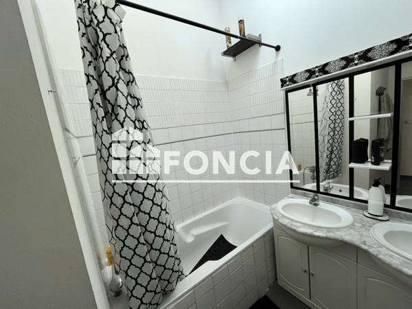 Location Appartement meublé 3 pièces 76.06 m² - 26 RUE ROBERT Nimes 30000