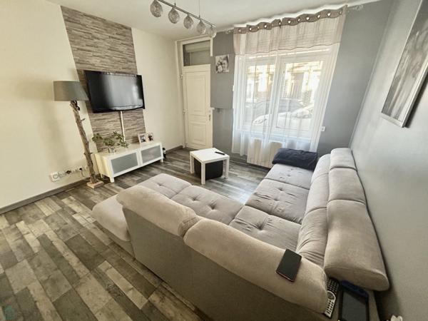 Maison pleine de charme, avec jardin et garage.