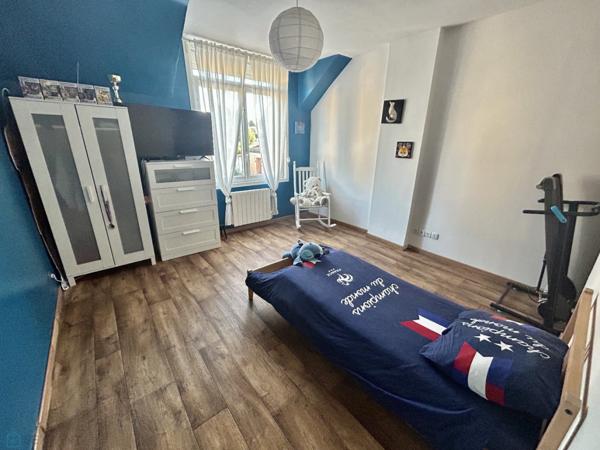 Maison pleine de charme, avec jardin et garage.