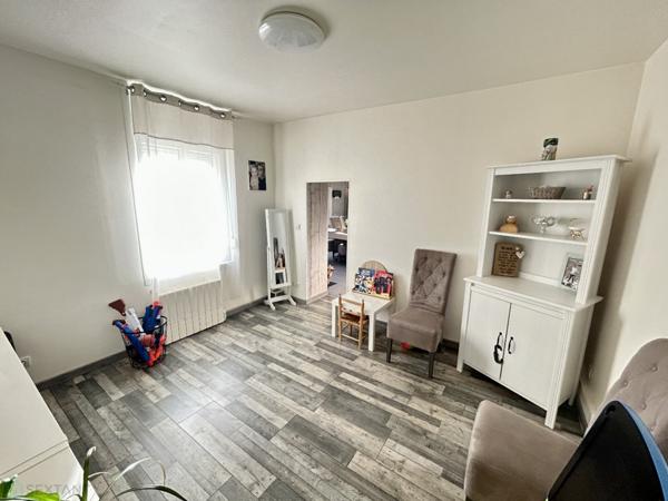 Maison pleine de charme, avec jardin et garage.