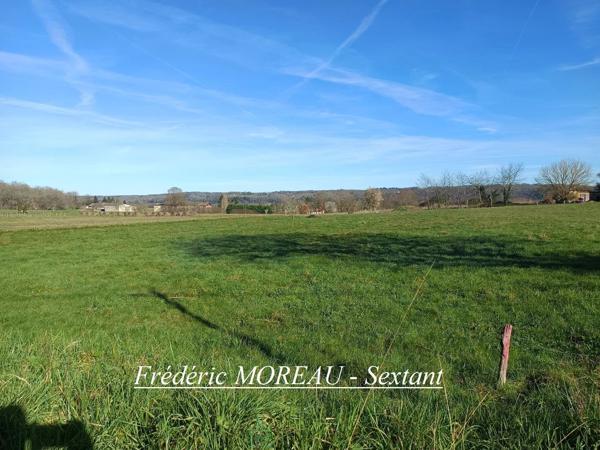 Trés beau terrain constructible double accès.