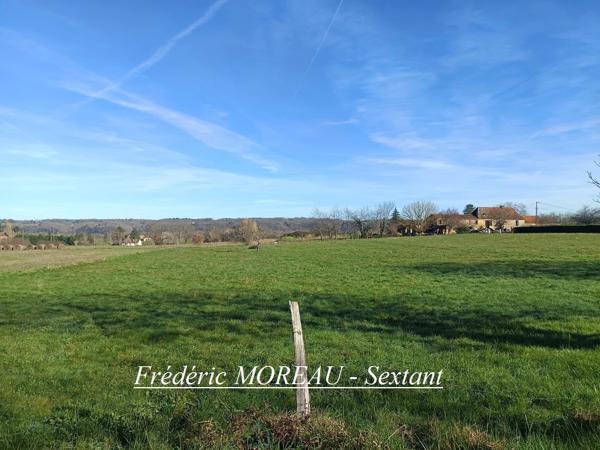 Trés beau terrain constructible double accès.