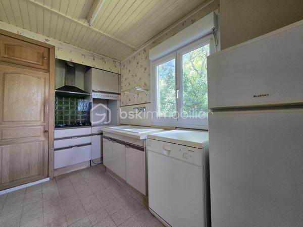 Dans le secteur résidentiel Route de Sauve - Valdegour, découvrez cette maison individuelle R+1 de 86 m² habitables, implantée sur une jolie parcelle arborée de 860 m².

À l'étage, l'habitation se compose d'un salon-séjour lumineux exposé Sud-Ouest, d'une cuisine indépendante, de 4 chambres, d'une salle de bains et d'un WC séparé.
Le rez-de-chaussée offre un véritable atout avec un garage ainsi que des pièces aménagées d'une superficie totale de plus de 40 m². Cet espace d'une hauteur sous plafond entre de 2 m à 2.15 m pourra facilement répondre à vos besoins : bureau, salle de jeux, salle de sport, spa, atelier ou espace de réception.
Côté confort, la maison bénéficie de la climatisation réversible, de menuiseries PVC double vitrage, de volets roulants électriques et d'une toiture isolée.

À l’extérieur, vous découvrirez un jardin verdoyant, agrémenté de grands arbres matures qui préservent l’intimité de la propriété en la protégeant de tout vis-à-vis. Au fond du terrain se cache un espace intimiste et préservé, surnommé « le Nid d'Amour ». Le terrain, entièrement situé en zone urbaine, permet également d'envisager différents projets tels qu'une piscine, une extension ou une dépendance.   
Stationnement de plusieurs véhicules sur la parcelle.

La façade principale, réalisée en authentique pierre du Pont du Gard, confère à la propriété un cachet rare et intemporel. 

Travaux de rafraîchissement importants à prévoir, notamment la mise en conformité de l'installation électrique, la modernisation de la cuisine ainsi que de la salle de bain.

Taxe foncière : 1 502 €/an

Propriété proche des transports, écoles et commerces, pleine de potentiels,
Une belle opportunité pour les familles à la recherche d'espace, de verdure et d'un bien à personnaliser selon leurs envies.

À visiter sans tarder !