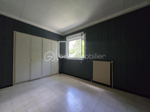 Dans le secteur résidentiel Route de Sauve - Valdegour, découvrez cette maison individuelle R+1 de 86 m² habitables, implantée sur une jolie parcelle arborée de 860 m².

À l'étage, l'habitation se compose d'un salon-séjour lumineux exposé Sud-Ouest, d'une cuisine indépendante, de 4 chambres, d'une salle de bains et d'un WC séparé.
Le rez-de-chaussée offre un véritable atout avec un garage ainsi que des pièces aménagées d'une superficie totale de plus de 40 m². Cet espace d'une hauteur sous plafond entre de 2 m à 2.15 m pourra facilement répondre à vos besoins : bureau, salle de jeux, salle de sport, spa, atelier ou espace de réception.
Côté confort, la maison bénéficie de la climatisation réversible, de menuiseries PVC double vitrage, de volets roulants électriques et d'une toiture isolée.

À l’extérieur, vous découvrirez un jardin verdoyant, agrémenté de grands arbres matures qui préservent l’intimité de la propriété en la protégeant de tout vis-à-vis. Au fond du terrain se cache un espace intimiste et préservé, surnommé « le Nid d'Amour ». Le terrain, entièrement situé en zone urbaine, permet également d'envisager différents projets tels qu'une piscine, une extension ou une dépendance.   
Stationnement de plusieurs véhicules sur la parcelle.

La façade principale, réalisée en authentique pierre du Pont du Gard, confère à la propriété un cachet rare et intemporel. 

Travaux de rafraîchissement importants à prévoir, notamment la mise en conformité de l'installation électrique, la modernisation de la cuisine ainsi que de la salle de bain.

Taxe foncière : 1 502 €/an

Propriété proche des transports, écoles et commerces, pleine de potentiels,
Une belle opportunité pour les familles à la recherche d'espace, de verdure et d'un bien à personnaliser selon leurs envies.

À visiter sans tarder !
