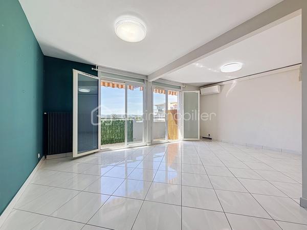 Appartement 4 pièces de 83 m² avec terrasse et parking privatif – Quartier Celleneuve 

Au pied des commerces et du tramway, découvrez ce bel appartement 4 pièces de 83 m² situé au 4ᵉ et dernier étage d’une résidence sécurisée avec parking privatif.

En excellent état, il se compose d’une cuisine séparée avec buanderie, d’un vaste salon-séjour baigné de lumière ouvrant sur une grande terrasse, idéale pour profiter pleinement des beaux jours.

L’espace nuit offre trois jolies chambres avec placards, ainsi qu’une salle de douche et un WC indépendant.

Un appartement fonctionnel, lumineux et parfaitement entretenu, bénéficiant d’un emplacement recherché à proximité immédiate des commodités et des transports.

Pour plus d’informations ou pour organiser une visite, Jonathan Deniau au O6 81 16 71 20
Vidéo du bien disponible sur demande.