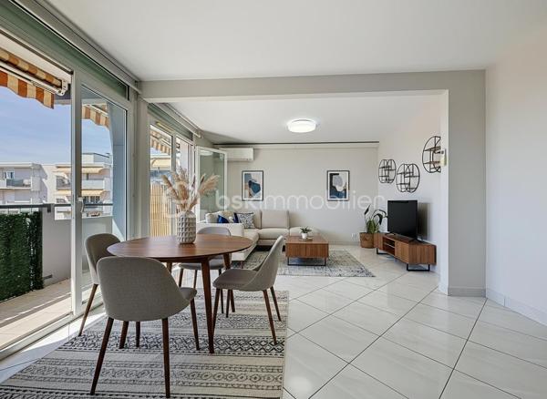 Appartement 4 pièces de 83 m² avec terrasse et parking privatif – Quartier Celleneuve 

Au pied des commerces et du tramway, découvrez ce bel appartement 4 pièces de 83 m² situé au 4ᵉ et dernier étage d’une résidence sécurisée avec parking privatif.

En excellent état, il se compose d’une cuisine séparée avec buanderie, d’un vaste salon-séjour baigné de lumière ouvrant sur une grande terrasse, idéale pour profiter pleinement des beaux jours.

L’espace nuit offre trois jolies chambres avec placards, ainsi qu’une salle de douche et un WC indépendant.

Un appartement fonctionnel, lumineux et parfaitement entretenu, bénéficiant d’un emplacement recherché à proximité immédiate des commodités et des transports.

Pour plus d’informations ou pour organiser une visite, Jonathan Deniau au O6 81 16 71 20
Vidéo du bien disponible sur demande.