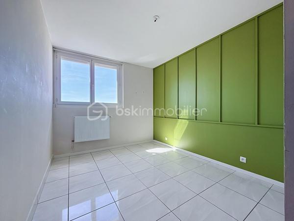 Appartement 4 pièces de 83 m² avec terrasse et parking privatif – Quartier Celleneuve 

Au pied des commerces et du tramway, découvrez ce bel appartement 4 pièces de 83 m² situé au 4ᵉ et dernier étage d’une résidence sécurisée avec parking privatif.

En excellent état, il se compose d’une cuisine séparée avec buanderie, d’un vaste salon-séjour baigné de lumière ouvrant sur une grande terrasse, idéale pour profiter pleinement des beaux jours.

L’espace nuit offre trois jolies chambres avec placards, ainsi qu’une salle de douche et un WC indépendant.

Un appartement fonctionnel, lumineux et parfaitement entretenu, bénéficiant d’un emplacement recherché à proximité immédiate des commodités et des transports.

Pour plus d’informations ou pour organiser une visite, Jonathan Deniau au O6 81 16 71 20
Vidéo du bien disponible sur demande.