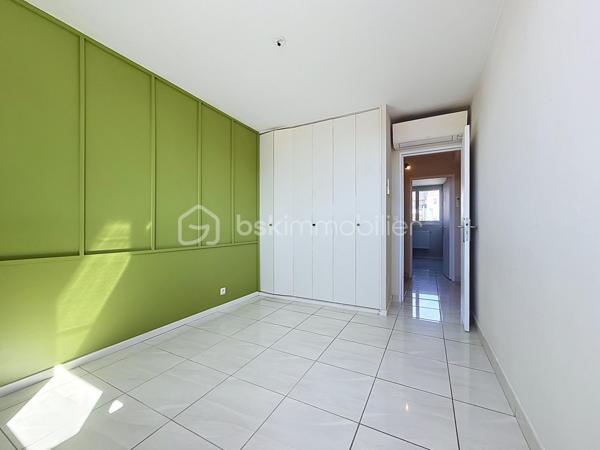 Appartement 4 pièces de 83 m² avec terrasse et parking privatif – Quartier Celleneuve 

Au pied des commerces et du tramway, découvrez ce bel appartement 4 pièces de 83 m² situé au 4ᵉ et dernier étage d’une résidence sécurisée avec parking privatif.

En excellent état, il se compose d’une cuisine séparée avec buanderie, d’un vaste salon-séjour baigné de lumière ouvrant sur une grande terrasse, idéale pour profiter pleinement des beaux jours.

L’espace nuit offre trois jolies chambres avec placards, ainsi qu’une salle de douche et un WC indépendant.

Un appartement fonctionnel, lumineux et parfaitement entretenu, bénéficiant d’un emplacement recherché à proximité immédiate des commodités et des transports.

Pour plus d’informations ou pour organiser une visite, Jonathan Deniau au O6 81 16 71 20
Vidéo du bien disponible sur demande.