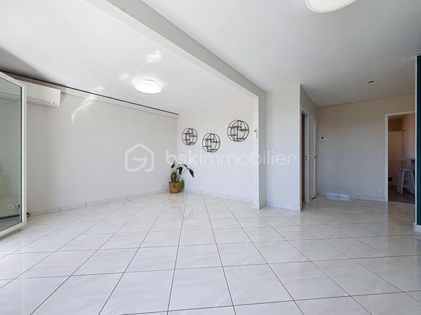 Appartement 4 pièces de 83 m² avec terrasse et parking privatif – Quartier Celleneuve 

Au pied des commerces et du tramway, découvrez ce bel appartement 4 pièces de 83 m² situé au 4ᵉ et dernier étage d’une résidence sécurisée avec parking privatif.

En excellent état, il se compose d’une cuisine séparée avec buanderie, d’un vaste salon-séjour baigné de lumière ouvrant sur une grande terrasse, idéale pour profiter pleinement des beaux jours.

L’espace nuit offre trois jolies chambres avec placards, ainsi qu’une salle de douche et un WC indépendant.

Un appartement fonctionnel, lumineux et parfaitement entretenu, bénéficiant d’un emplacement recherché à proximité immédiate des commodités et des transports.

Pour plus d’informations ou pour organiser une visite, Jonathan Deniau au O6 81 16 71 20
Vidéo du bien disponible sur demande.