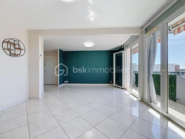 Appartement 4 pièces de 83 m² avec terrasse et parking privatif – Quartier Celleneuve 

Au pied des commerces et du tramway, découvrez ce bel appartement 4 pièces de 83 m² situé au 4ᵉ et dernier étage d’une résidence sécurisée avec parking privatif.

En excellent état, il se compose d’une cuisine séparée avec buanderie, d’un vaste salon-séjour baigné de lumière ouvrant sur une grande terrasse, idéale pour profiter pleinement des beaux jours.

L’espace nuit offre trois jolies chambres avec placards, ainsi qu’une salle de douche et un WC indépendant.

Un appartement fonctionnel, lumineux et parfaitement entretenu, bénéficiant d’un emplacement recherché à proximité immédiate des commodités et des transports.

Pour plus d’informations ou pour organiser une visite, Jonathan Deniau au O6 81 16 71 20
Vidéo du bien disponible sur demande.