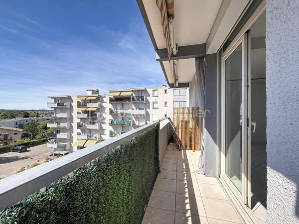 Appartement 4 pièces de 83 m² avec terrasse et parking privatif – Quartier Celleneuve 

Au pied des commerces et du tramway, découvrez ce bel appartement 4 pièces de 83 m² situé au 4ᵉ et dernier étage d’une résidence sécurisée avec parking privatif.

En excellent état, il se compose d’une cuisine séparée avec buanderie, d’un vaste salon-séjour baigné de lumière ouvrant sur une grande terrasse, idéale pour profiter pleinement des beaux jours.

L’espace nuit offre trois jolies chambres avec placards, ainsi qu’une salle de douche et un WC indépendant.

Un appartement fonctionnel, lumineux et parfaitement entretenu, bénéficiant d’un emplacement recherché à proximité immédiate des commodités et des transports.

Pour plus d’informations ou pour organiser une visite, Jonathan Deniau au O6 81 16 71 20
Vidéo du bien disponible sur demande.