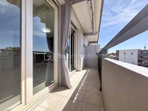 Appartement 4 pièces de 83 m² avec terrasse et parking privatif – Quartier Celleneuve 

Au pied des commerces et du tramway, découvrez ce bel appartement 4 pièces de 83 m² situé au 4ᵉ et dernier étage d’une résidence sécurisée avec parking privatif.

En excellent état, il se compose d’une cuisine séparée avec buanderie, d’un vaste salon-séjour baigné de lumière ouvrant sur une grande terrasse, idéale pour profiter pleinement des beaux jours.

L’espace nuit offre trois jolies chambres avec placards, ainsi qu’une salle de douche et un WC indépendant.

Un appartement fonctionnel, lumineux et parfaitement entretenu, bénéficiant d’un emplacement recherché à proximité immédiate des commodités et des transports.

Pour plus d’informations ou pour organiser une visite, Jonathan Deniau au O6 81 16 71 20
Vidéo du bien disponible sur demande.