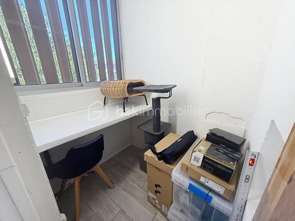 Appartement 4 pièces de 83 m² avec terrasse et parking privatif – Quartier Celleneuve 

Au pied des commerces et du tramway, découvrez ce bel appartement 4 pièces de 83 m² situé au 4ᵉ et dernier étage d’une résidence sécurisée avec parking privatif.

En excellent état, il se compose d’une cuisine séparée avec buanderie, d’un vaste salon-séjour baigné de lumière ouvrant sur une grande terrasse, idéale pour profiter pleinement des beaux jours.

L’espace nuit offre trois jolies chambres avec placards, ainsi qu’une salle de douche et un WC indépendant.

Un appartement fonctionnel, lumineux et parfaitement entretenu, bénéficiant d’un emplacement recherché à proximité immédiate des commodités et des transports.

Pour plus d’informations ou pour organiser une visite, Jonathan Deniau au O6 81 16 71 20
Vidéo du bien disponible sur demande.