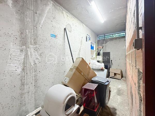 Appartement 4 pièces de 83 m² avec terrasse et parking privatif – Quartier Celleneuve 

Au pied des commerces et du tramway, découvrez ce bel appartement 4 pièces de 83 m² situé au 4ᵉ et dernier étage d’une résidence sécurisée avec parking privatif.

En excellent état, il se compose d’une cuisine séparée avec buanderie, d’un vaste salon-séjour baigné de lumière ouvrant sur une grande terrasse, idéale pour profiter pleinement des beaux jours.

L’espace nuit offre trois jolies chambres avec placards, ainsi qu’une salle de douche et un WC indépendant.

Un appartement fonctionnel, lumineux et parfaitement entretenu, bénéficiant d’un emplacement recherché à proximité immédiate des commodités et des transports.

Pour plus d’informations ou pour organiser une visite, Jonathan Deniau au O6 81 16 71 20
Vidéo du bien disponible sur demande.