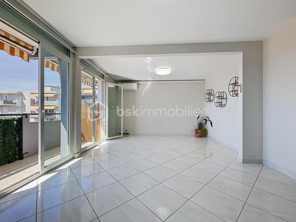 Appartement 4 pièces de 83 m² avec terrasse et parking privatif – Quartier Celleneuve 

Au pied des commerces et du tramway, découvrez ce bel appartement 4 pièces de 83 m² situé au 4ᵉ et dernier étage d’une résidence sécurisée avec parking privatif.

En excellent état, il se compose d’une cuisine séparée avec buanderie, d’un vaste salon-séjour baigné de lumière ouvrant sur une grande terrasse, idéale pour profiter pleinement des beaux jours.

L’espace nuit offre trois jolies chambres avec placards, ainsi qu’une salle de douche et un WC indépendant.

Un appartement fonctionnel, lumineux et parfaitement entretenu, bénéficiant d’un emplacement recherché à proximité immédiate des commodités et des transports.

Pour plus d’informations ou pour organiser une visite, Jonathan Deniau au O6 81 16 71 20
Vidéo du bien disponible sur demande.