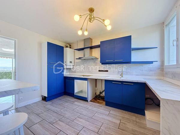 Appartement 4 pièces de 83 m² avec terrasse et parking privatif – Quartier Celleneuve 

Au pied des commerces et du tramway, découvrez ce bel appartement 4 pièces de 83 m² situé au 4ᵉ et dernier étage d’une résidence sécurisée avec parking privatif.

En excellent état, il se compose d’une cuisine séparée avec buanderie, d’un vaste salon-séjour baigné de lumière ouvrant sur une grande terrasse, idéale pour profiter pleinement des beaux jours.

L’espace nuit offre trois jolies chambres avec placards, ainsi qu’une salle de douche et un WC indépendant.

Un appartement fonctionnel, lumineux et parfaitement entretenu, bénéficiant d’un emplacement recherché à proximité immédiate des commodités et des transports.

Pour plus d’informations ou pour organiser une visite, Jonathan Deniau au O6 81 16 71 20
Vidéo du bien disponible sur demande.