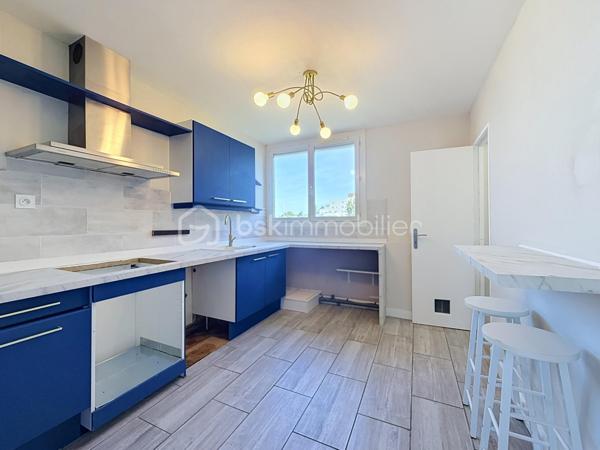 Appartement 4 pièces de 83 m² avec terrasse et parking privatif – Quartier Celleneuve 

Au pied des commerces et du tramway, découvrez ce bel appartement 4 pièces de 83 m² situé au 4ᵉ et dernier étage d’une résidence sécurisée avec parking privatif.

En excellent état, il se compose d’une cuisine séparée avec buanderie, d’un vaste salon-séjour baigné de lumière ouvrant sur une grande terrasse, idéale pour profiter pleinement des beaux jours.

L’espace nuit offre trois jolies chambres avec placards, ainsi qu’une salle de douche et un WC indépendant.

Un appartement fonctionnel, lumineux et parfaitement entretenu, bénéficiant d’un emplacement recherché à proximité immédiate des commodités et des transports.

Pour plus d’informations ou pour organiser une visite, Jonathan Deniau au O6 81 16 71 20
Vidéo du bien disponible sur demande.