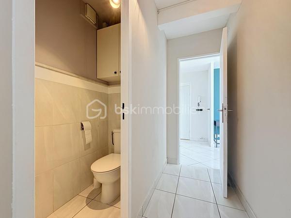 Appartement 4 pièces de 83 m² avec terrasse et parking privatif – Quartier Celleneuve 

Au pied des commerces et du tramway, découvrez ce bel appartement 4 pièces de 83 m² situé au 4ᵉ et dernier étage d’une résidence sécurisée avec parking privatif.

En excellent état, il se compose d’une cuisine séparée avec buanderie, d’un vaste salon-séjour baigné de lumière ouvrant sur une grande terrasse, idéale pour profiter pleinement des beaux jours.

L’espace nuit offre trois jolies chambres avec placards, ainsi qu’une salle de douche et un WC indépendant.

Un appartement fonctionnel, lumineux et parfaitement entretenu, bénéficiant d’un emplacement recherché à proximité immédiate des commodités et des transports.

Pour plus d’informations ou pour organiser une visite, Jonathan Deniau au O6 81 16 71 20
Vidéo du bien disponible sur demande.