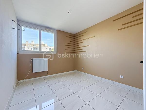 Appartement 4 pièces de 83 m² avec terrasse et parking privatif – Quartier Celleneuve 

Au pied des commerces et du tramway, découvrez ce bel appartement 4 pièces de 83 m² situé au 4ᵉ et dernier étage d’une résidence sécurisée avec parking privatif.

En excellent état, il se compose d’une cuisine séparée avec buanderie, d’un vaste salon-séjour baigné de lumière ouvrant sur une grande terrasse, idéale pour profiter pleinement des beaux jours.

L’espace nuit offre trois jolies chambres avec placards, ainsi qu’une salle de douche et un WC indépendant.

Un appartement fonctionnel, lumineux et parfaitement entretenu, bénéficiant d’un emplacement recherché à proximité immédiate des commodités et des transports.

Pour plus d’informations ou pour organiser une visite, Jonathan Deniau au O6 81 16 71 20
Vidéo du bien disponible sur demande.