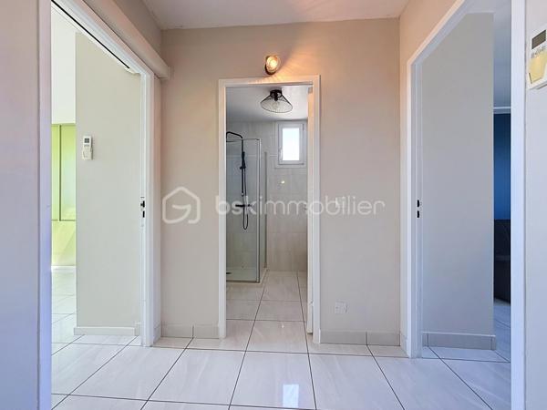 Appartement 4 pièces de 83 m² avec terrasse et parking privatif – Quartier Celleneuve 

Au pied des commerces et du tramway, découvrez ce bel appartement 4 pièces de 83 m² situé au 4ᵉ et dernier étage d’une résidence sécurisée avec parking privatif.

En excellent état, il se compose d’une cuisine séparée avec buanderie, d’un vaste salon-séjour baigné de lumière ouvrant sur une grande terrasse, idéale pour profiter pleinement des beaux jours.

L’espace nuit offre trois jolies chambres avec placards, ainsi qu’une salle de douche et un WC indépendant.

Un appartement fonctionnel, lumineux et parfaitement entretenu, bénéficiant d’un emplacement recherché à proximité immédiate des commodités et des transports.

Pour plus d’informations ou pour organiser une visite, Jonathan Deniau au O6 81 16 71 20
Vidéo du bien disponible sur demande.