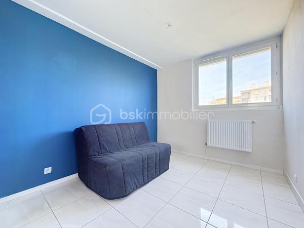 Appartement 4 pièces de 83 m² avec terrasse et parking privatif – Quartier Celleneuve 

Au pied des commerces et du tramway, découvrez ce bel appartement 4 pièces de 83 m² situé au 4ᵉ et dernier étage d’une résidence sécurisée avec parking privatif.

En excellent état, il se compose d’une cuisine séparée avec buanderie, d’un vaste salon-séjour baigné de lumière ouvrant sur une grande terrasse, idéale pour profiter pleinement des beaux jours.

L’espace nuit offre trois jolies chambres avec placards, ainsi qu’une salle de douche et un WC indépendant.

Un appartement fonctionnel, lumineux et parfaitement entretenu, bénéficiant d’un emplacement recherché à proximité immédiate des commodités et des transports.

Pour plus d’informations ou pour organiser une visite, Jonathan Deniau au O6 81 16 71 20
Vidéo du bien disponible sur demande.