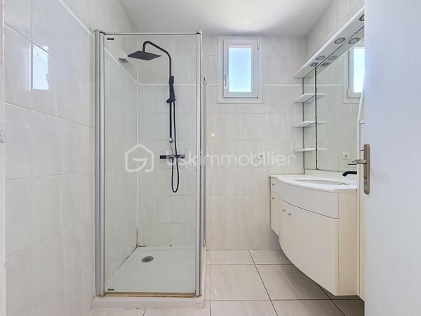 Appartement 4 pièces de 83 m² avec terrasse et parking privatif – Quartier Celleneuve 

Au pied des commerces et du tramway, découvrez ce bel appartement 4 pièces de 83 m² situé au 4ᵉ et dernier étage d’une résidence sécurisée avec parking privatif.

En excellent état, il se compose d’une cuisine séparée avec buanderie, d’un vaste salon-séjour baigné de lumière ouvrant sur une grande terrasse, idéale pour profiter pleinement des beaux jours.

L’espace nuit offre trois jolies chambres avec placards, ainsi qu’une salle de douche et un WC indépendant.

Un appartement fonctionnel, lumineux et parfaitement entretenu, bénéficiant d’un emplacement recherché à proximité immédiate des commodités et des transports.

Pour plus d’informations ou pour organiser une visite, Jonathan Deniau au O6 81 16 71 20
Vidéo du bien disponible sur demande.