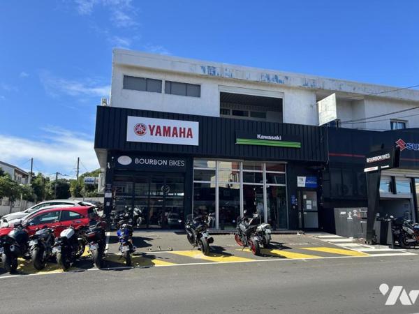 Ensemble commercial bonne rentabilité et bel emplacement à SAINT-PIERRE