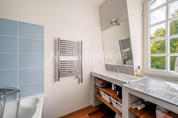 Maison de charme en parfait état, au calme et joli jardin.