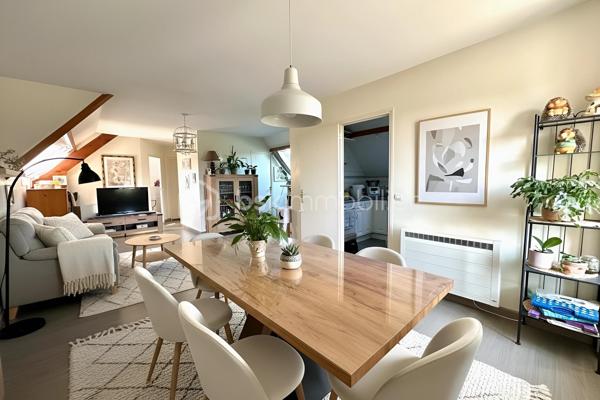 Au deuxième et dernier étage d’une résidence calme et sécurisée en pierre de taille, cet appartement de 3 pièces dispose de 78 m² au sol (69 m² Carrez). Il offre un cadre de vie paisible et chaleureux, à seulement 10 minutes à pied de la gare d’Osny (ligne J vers Paris Saint-Lazare).

L'appartement se compose d'une entrée, d'un vaste salon-séjour de 35 m² au sol, d'une cuisine séparée, de deux chambres dont une idéale pour un bureau ou une chambre d'enfant, d'une salle d'eau, de WC séparés, ainsi qu'une pièce annexe de 4 m² pouvant faire office de cellier, ou de dressing.

Implanté dans un quartier résidentiel calme, l'appartement bénéficie d'un environnement privilégié à deux pas du Château de Grouchy et son parc, écoles à moins de 5mn à pied, complexe sportif, sentiers de promenade, commerces et restaurants accessibles à pied.
Ce bien allie le charme de l'ancien au confort moderne : isolation renforcée, fenêtres PVC double vitrage, DPE D / GES B garantissant une faible empreinte carbone.

Une grande cave de 40 m² et 2 places de parking complètent ce bien. 

Une opportunité à ne pas manquer, idéale pour les amateurs de caractère, en quête d'un cadre de vie verdoyant, et bien desservi.