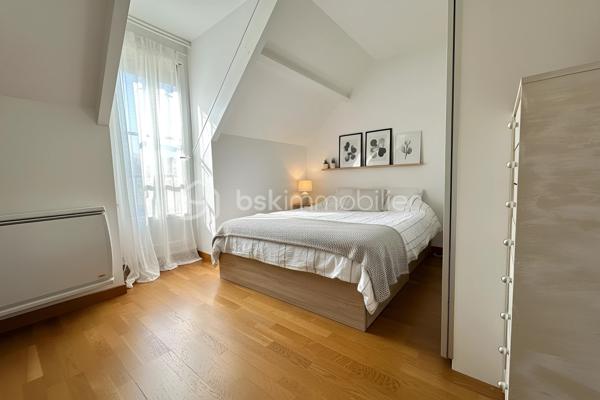 Au deuxième et dernier étage d’une résidence calme et sécurisée en pierre de taille, cet appartement de 3 pièces dispose de 78 m² au sol (69 m² Carrez). Il offre un cadre de vie paisible et chaleureux, à seulement 10 minutes à pied de la gare d’Osny (ligne J vers Paris Saint-Lazare).

L'appartement se compose d'une entrée, d'un vaste salon-séjour de 35 m² au sol, d'une cuisine séparée, de deux chambres dont une idéale pour un bureau ou une chambre d'enfant, d'une salle d'eau, de WC séparés, ainsi qu'une pièce annexe de 4 m² pouvant faire office de cellier, ou de dressing.

Implanté dans un quartier résidentiel calme, l'appartement bénéficie d'un environnement privilégié à deux pas du Château de Grouchy et son parc, écoles à moins de 5mn à pied, complexe sportif, sentiers de promenade, commerces et restaurants accessibles à pied.
Ce bien allie le charme de l'ancien au confort moderne : isolation renforcée, fenêtres PVC double vitrage, DPE D / GES B garantissant une faible empreinte carbone.

Une grande cave de 40 m² et 2 places de parking complètent ce bien. 

Une opportunité à ne pas manquer, idéale pour les amateurs de caractère, en quête d'un cadre de vie verdoyant, et bien desservi.