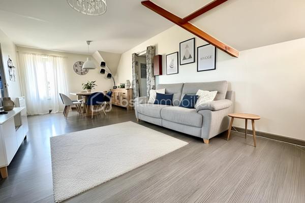 Au deuxième et dernier étage d’une résidence calme et sécurisée en pierre de taille, cet appartement de 3 pièces dispose de 78 m² au sol (69 m² Carrez). Il offre un cadre de vie paisible et chaleureux, à seulement 10 minutes à pied de la gare d’Osny (ligne J vers Paris Saint-Lazare).

L'appartement se compose d'une entrée, d'un vaste salon-séjour de 35 m² au sol, d'une cuisine séparée, de deux chambres dont une idéale pour un bureau ou une chambre d'enfant, d'une salle d'eau, de WC séparés, ainsi qu'une pièce annexe de 4 m² pouvant faire office de cellier, ou de dressing.

Implanté dans un quartier résidentiel calme, l'appartement bénéficie d'un environnement privilégié à deux pas du Château de Grouchy et son parc, écoles à moins de 5mn à pied, complexe sportif, sentiers de promenade, commerces et restaurants accessibles à pied.
Ce bien allie le charme de l'ancien au confort moderne : isolation renforcée, fenêtres PVC double vitrage, DPE D / GES B garantissant une faible empreinte carbone.

Une grande cave de 40 m² et 2 places de parking complètent ce bien. 

Une opportunité à ne pas manquer, idéale pour les amateurs de caractère, en quête d'un cadre de vie verdoyant, et bien desservi.
