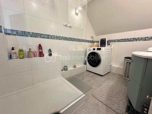 Au deuxième et dernier étage d’une résidence calme et sécurisée en pierre de taille, cet appartement de 3 pièces dispose de 78 m² au sol (69 m² Carrez). Il offre un cadre de vie paisible et chaleureux, à seulement 10 minutes à pied de la gare d’Osny (ligne J vers Paris Saint-Lazare).

L'appartement se compose d'une entrée, d'un vaste salon-séjour de 35 m² au sol, d'une cuisine séparée, de deux chambres dont une idéale pour un bureau ou une chambre d'enfant, d'une salle d'eau, de WC séparés, ainsi qu'une pièce annexe de 4 m² pouvant faire office de cellier, ou de dressing.

Implanté dans un quartier résidentiel calme, l'appartement bénéficie d'un environnement privilégié à deux pas du Château de Grouchy et son parc, écoles à moins de 5mn à pied, complexe sportif, sentiers de promenade, commerces et restaurants accessibles à pied.
Ce bien allie le charme de l'ancien au confort moderne : isolation renforcée, fenêtres PVC double vitrage, DPE D / GES B garantissant une faible empreinte carbone.

Une grande cave de 40 m² et 2 places de parking complètent ce bien. 

Une opportunité à ne pas manquer, idéale pour les amateurs de caractère, en quête d'un cadre de vie verdoyant, et bien desservi.