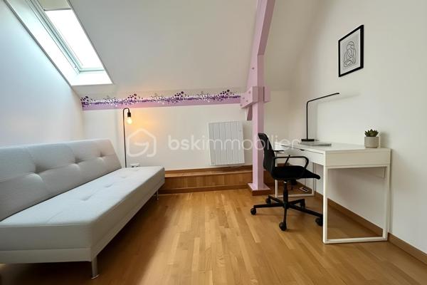 Au deuxième et dernier étage d’une résidence calme et sécurisée en pierre de taille, cet appartement de 3 pièces dispose de 78 m² au sol (69 m² Carrez). Il offre un cadre de vie paisible et chaleureux, à seulement 10 minutes à pied de la gare d’Osny (ligne J vers Paris Saint-Lazare).

L'appartement se compose d'une entrée, d'un vaste salon-séjour de 35 m² au sol, d'une cuisine séparée, de deux chambres dont une idéale pour un bureau ou une chambre d'enfant, d'une salle d'eau, de WC séparés, ainsi qu'une pièce annexe de 4 m² pouvant faire office de cellier, ou de dressing.

Implanté dans un quartier résidentiel calme, l'appartement bénéficie d'un environnement privilégié à deux pas du Château de Grouchy et son parc, écoles à moins de 5mn à pied, complexe sportif, sentiers de promenade, commerces et restaurants accessibles à pied.
Ce bien allie le charme de l'ancien au confort moderne : isolation renforcée, fenêtres PVC double vitrage, DPE D / GES B garantissant une faible empreinte carbone.

Une grande cave de 40 m² et 2 places de parking complètent ce bien. 

Une opportunité à ne pas manquer, idéale pour les amateurs de caractère, en quête d'un cadre de vie verdoyant, et bien desservi.